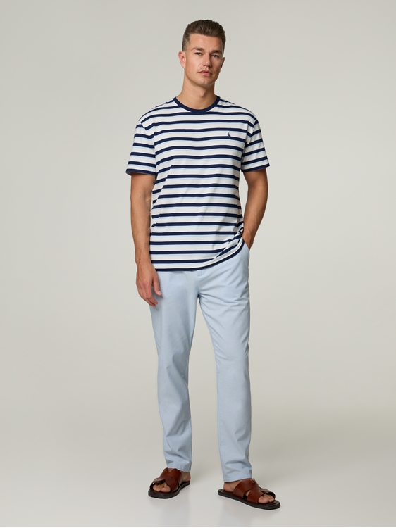 Bild von Chino mit Leinen