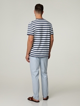 Bild von Chino mit Leinen