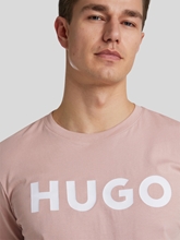 Image sur T-shirt à logo