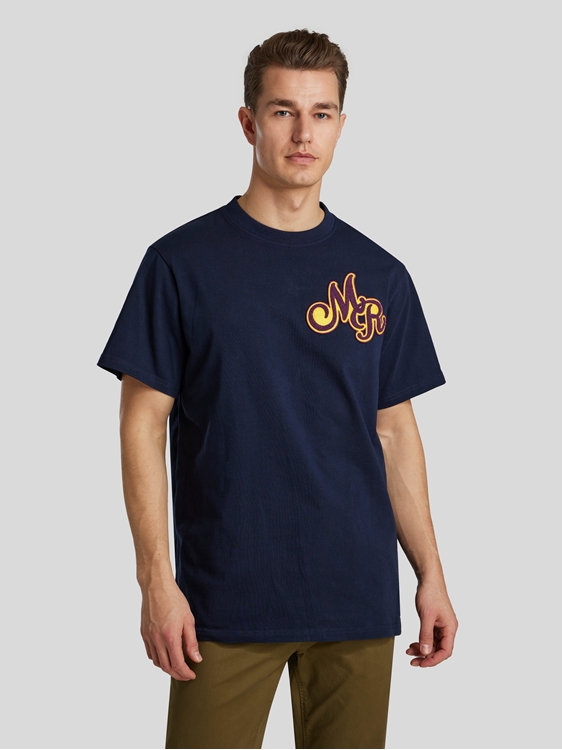 Image sur T-shirt avec logo sur patch