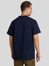 Image sur T-shirt avec logo sur patch