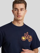 Image sur T-shirt avec logo sur patch