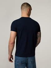 Image sur T-shirt à logo