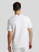 Image sur T-shirt à logo