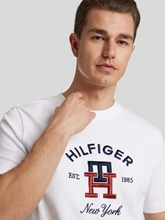 Image sur T-shirt à logo