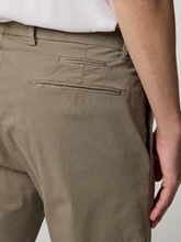 Image sur Chino à la coupe régulière