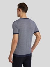 Image sur T-shirt à rayures