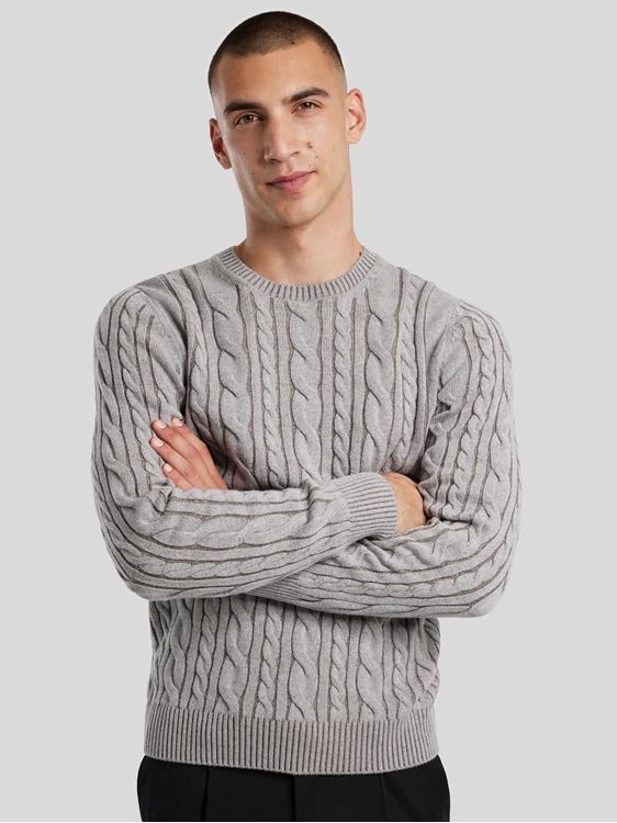 Bild von Strickpullover mit Zopfmuster