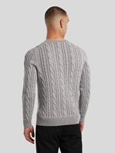 Bild von Strickpullover mit Zopfmuster