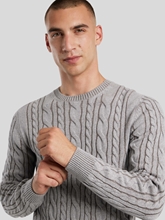 Bild von Strickpullover mit Zopfmuster
