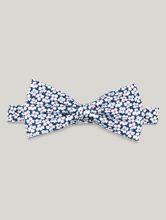 Bild von Fliege mit Blumen-Print