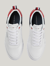 Bild von Sneaker mit Logo-Print