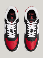 Bild von Sneaker mit Logo