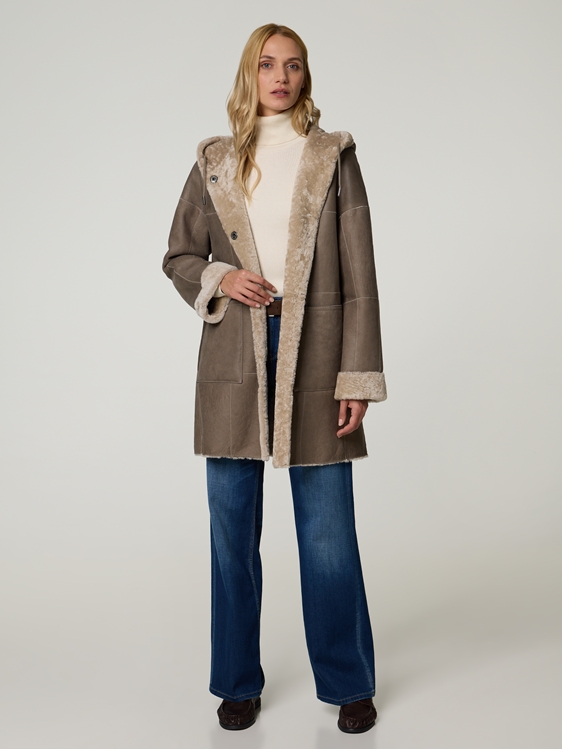 Bild von Reversibler Lammfellmantel