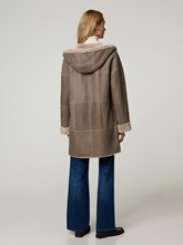 Bild von Reversibler Lammfellmantel