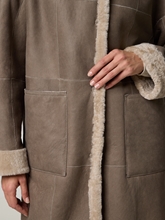 Bild von Reversibler Lammfellmantel