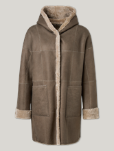 Bild von Reversibler Lammfellmantel