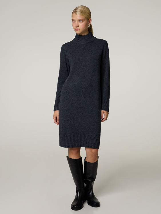 Bild von TURTLENECK STRICKKLEID