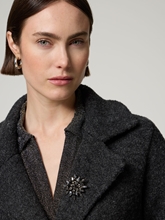 Image sur Manteau en tricot avec broche