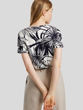 Bild von T-Shirt mit Blumen-Muster