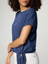 Bild von T-Shirt mit Knoten