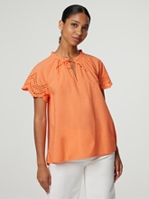 Bild von Blusenshirt mit Lochstickerei