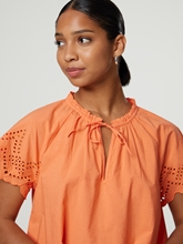 Bild von Blusenshirt mit Lochstickerei