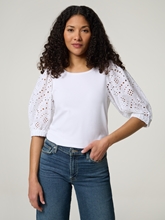 Image sur T-shirt avec broderies ajourées