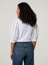 Image sur T-shirt avec broderies ajourées