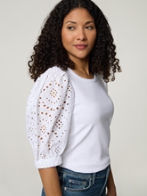 Image sur T-shirt avec broderies ajourées