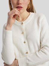 Bild von Strickjacke mit goldenen Knöpfen