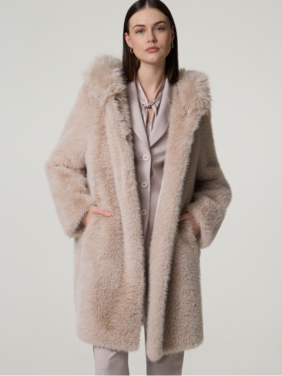 Bild von Mantel aus Kunstfell