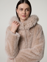 Bild von Mantel aus Kunstfell