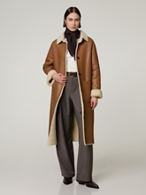 Bild von Reversibler Lammfellmantel