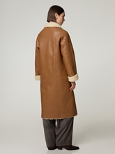 Bild von Reversibler Lammfellmantel