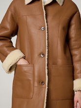 Bild von Reversibler Lammfellmantel