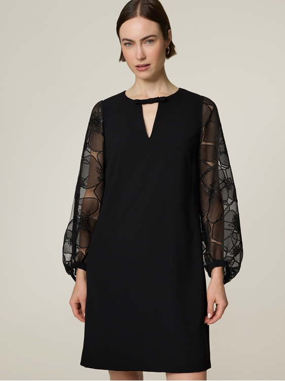 Bild von Minikleid mit Blütendetails