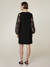 Bild von Minikleid mit Blütendetails