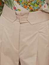 Bild von Paperbag-Hose mit Gürtel und Bundfalten