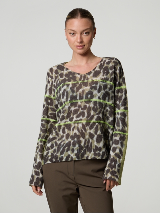 Bild von Strickpullover mit Leo-Print