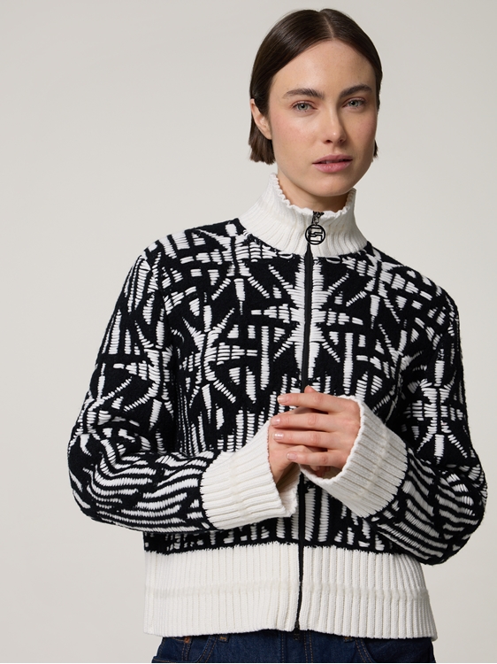 Bild von Strickjacke mit Wolle