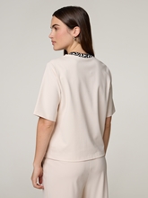 Image sur T-shirt à col contrasté