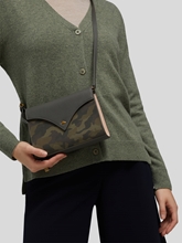 Bild von Umhängetasche mit Camouflage-Muster