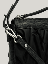 Bild von Schultertasche mit gesmokten Details