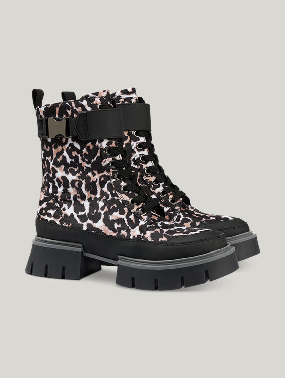 Bild von Schnürstiefel mit Leo-Print