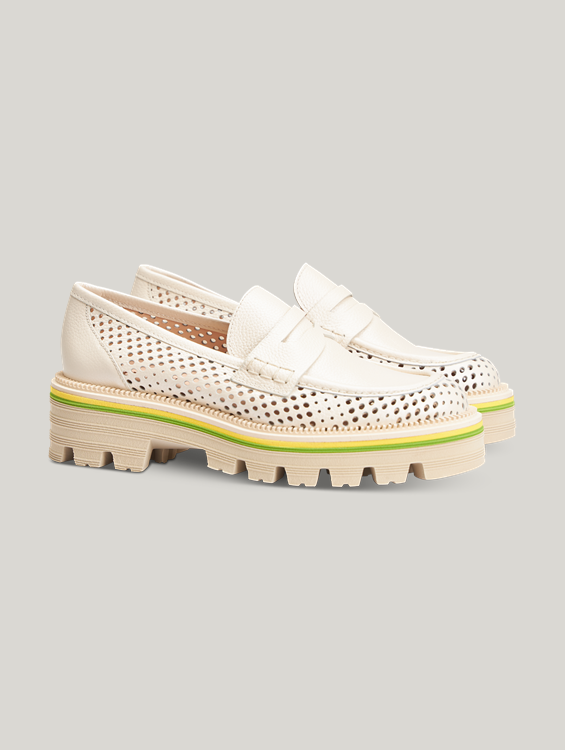 Bild von Loafer mit Lochstickerei