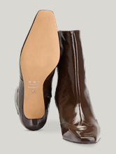 Bild von Stiefeletten aus Lackleder