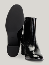 Bild von Stiefelletten aus Lackleder