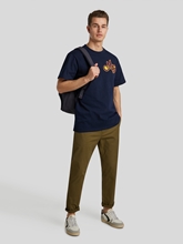 Image sur T-shirt avec logo sur patch