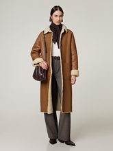 Bild von Reversibler Lammfellmantel